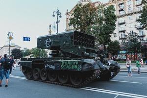 kiew, ukraine, 23. august 2022. parade zerstörter militärischer ausrüstung der russischen truppen auf dem khreshchatyk foto