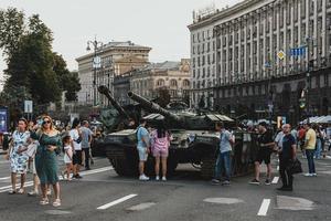 kiew, ukraine, 23. august 2022. parade zerstörter militärischer ausrüstung der russischen truppen auf dem khreshchatyk foto