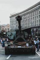 kiew, ukraine, 23. august 2022. parade zerstörter militärischer ausrüstung der russischen truppen auf dem khreshchatyk foto