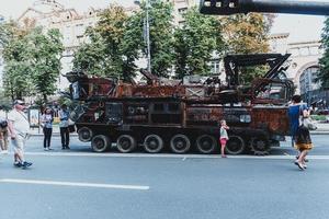 kiew, ukraine, 23. august 2022. parade zerstörter militärischer ausrüstung der russischen truppen auf dem khreshchatyk foto