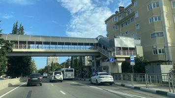 sotschi, russland - 24. juli 2022 landschaftsstraße im adlerviertel der stadt foto