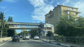 sotschi, russland - 28. juli 2022 landschaftsstraße im adlerviertel der stadt foto