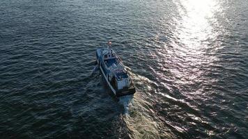 wladiwostok, russland 24. oktober 2021 blick von oben auf das vergnügungsboot vor dem hintergrund des meeres foto