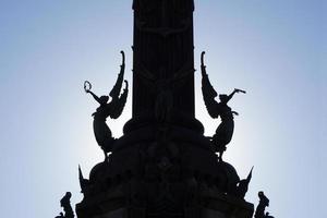 silhouettierte geflügelte siege am columbus-denkmal in barcelona foto