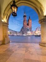 krakow, polen, st marys kirche von sukiennice aus gesehen foto