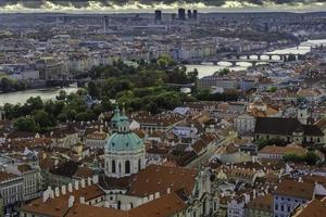 Herbstansicht des historischen Teils von Prag foto