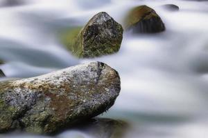 große steine im gebirgsstrom foto