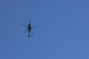 Militärischer russischer Hubschrauber fliegt in den Himmel. Untersicht. foto