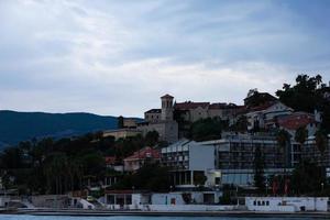 herceg novi, montenegro - 20. oktober 2020 - blick auf häuser, hotels einer modernen stadt. foto