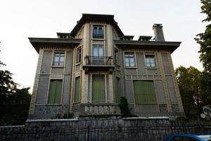 cetinje, montenegro - 22. oktober 2020, die alte historische architektur von cetinje, einer berühmten mittelalterlichen stadt im bergtal von montenegro foto