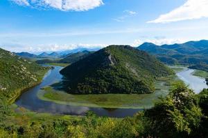 grüne pyramide, ein berg am fluss crnojevich oder am schwarzen fluss, in der nähe des ufers des skadarsees. Montenegro foto