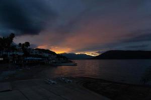 blutige morgendämmerung über der bucht von kotor, adria, montenegro foto