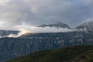 Berglandschaft an einem sonnigen Tag. montenegro, dinarische alpen, blick auf die gipfel des berges lovcen. foto