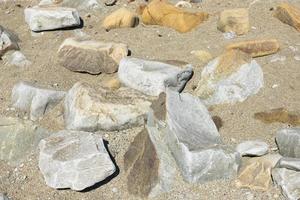 große graue und braune Steine am Strand. Hintergrund. foto