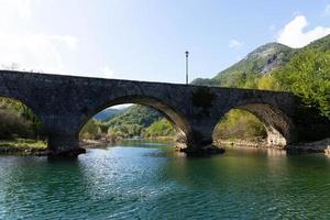 fluss crnoevich ist eine stadt in montenegro am gleichnamigen fluss oder am schwarzen fluss, nicht weit von der küste des skadarsees entfernt. foto