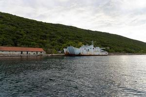 Alte, rostige, ausgemusterte Kriegsschiffe vor der Küste der Adria foto