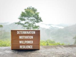inspirierende und motivierende Worte der Entschlossenheit Motivation Willenskraft Belastbarkeit. Foto auf Lager.