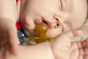 schlafendes süßes baby, drei monate alt, mit spielzeug. selektiver Fokus. foto