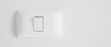elektronischer beleuchtungsschalter mit weißem wandhintergrund. elektrische Energie zu Hause. foto