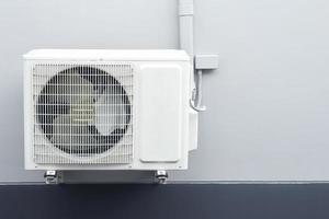 Schalten Sie den Klimakompressor bei 25 Grad Celsius ein, um zu Hause Strom zu sparen. foto