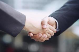 Nahaufnahme eines Geschäftsmannes Handshake Geschäftsfrau zwischen zwei Kollegen ok, gelingen im Geschäft Händchen haltend. foto