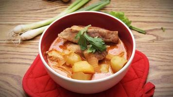 heißes traditionelles thailändisches rindfleisch massaman curry, thailändische küche foto
