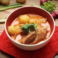 heißes traditionelles thailändisches rindfleisch massaman curry, thailändische küche foto