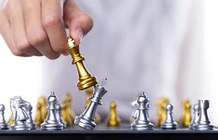 Geschäftsfrau spielt Schach zum Erfolg. Anführer verwenden ein Strategiespiel, um den Konkurrenten mit intelligenter Führungskraft herauszufordern, um den König mit dem Ideenkampf des Managementteams zum Sieg zu führen, um zu gewinnen, Platz zu kopieren foto