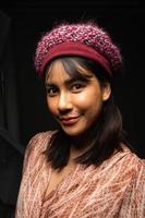 asiatische indianerin zeigt schönes lächeln glückliche lippen, mode posiert im fotostudio mit ausrüstung foto