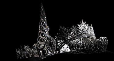 Diamant-Silberkrone für Miss-Schönheitswettbewerb, Kristall-Tiara-Schmuck verziert mit Edelsteinen und abstrakter dunkler Hintergrund auf schwarzem Samtstoff, Makrofotografie-Kopienraum für Textlogo foto