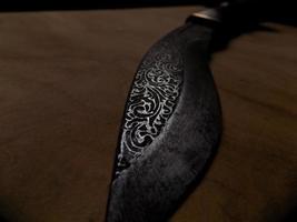 ein Messer mit Eisengravur