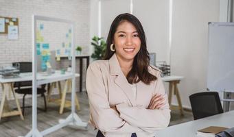 Porträt einer asiatischen Geschäftsfrau an einem modernen Arbeitsplatz foto