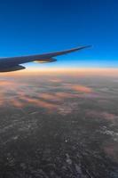 Außenansicht vom Flugzeug während des Sonnenaufgangs foto