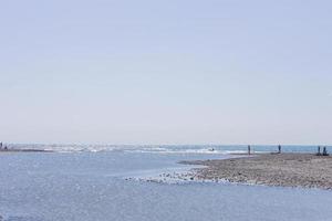 Menschen im Urlaub. Tourist, der an einem sonnigen Tag auf dem Meer schwimmt. Männer und Frauen haben Spaß foto