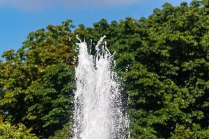 Nahaufnahme des Wasserfalls im Stadtteich foto