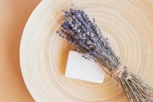 handgemachte Lavendelseife. Stück Naturseife mit getrockneten Lavendelblüten. Bio-Kosmetik für Hautpflege und Spa foto