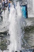 Nahaufnahme des Wasserfalls im Stadtteich foto