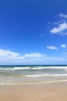 Strand und wunderschönes tropisches Meer foto