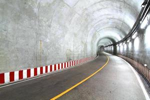 unterirdischer Kraftwerkstunnel in einer Stadt foto