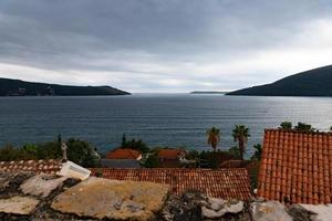 stadt herceg novi, schöne aussicht auf die bucht von kotor an einem sonnigen morgen, montenegro. adriatisches Meer. foto