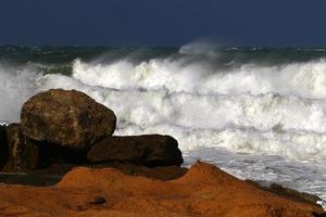 Sturm auf dem Mittelmeer im Norden Israels. foto