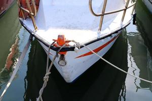 acre israel 19. dezember 2020. liegeplatz zum festmachen von booten und yachten im seehafen. foto