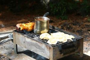 Gemüse und Fleisch werden auf dem Grill gebraten. foto