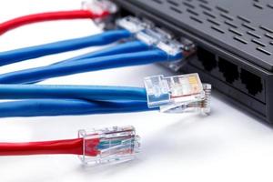 LAN-Netzwerk-Switch mit eingesteckten Ethernet-Kabeln foto