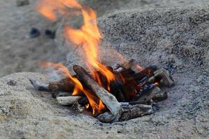 Gemüse und Fleisch werden auf dem Grill gebraten. foto