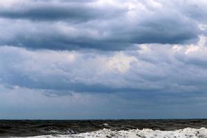 wolken am himmel über dem mittelmeer. foto