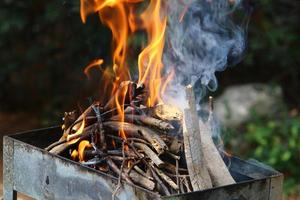 Gemüse und Fleisch werden auf dem Grill gebraten. foto