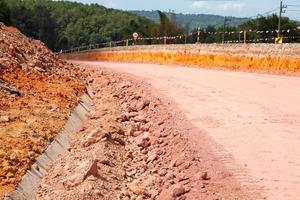 Erdschicht unter der Asphaltstraße foto