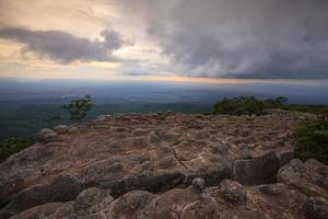 laan hin pum sichtspunkt im phu hin rong kla national park, phitsanulok, thailand. foto