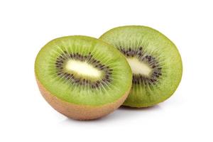 in Scheiben geschnittene Kiwis isoliert auf weißem Hintergrund foto